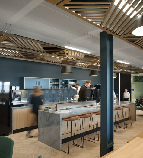 Kitchen at A.T. Kearney’s London office Office Cafeteria, Cafeteria Design, Office Canteen, Office Break Room, Office Pantry, Commercial And Office Architecture, Corporate Office Design, London Office, Corporate Interiors