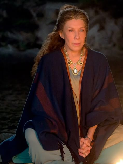 Grace and Frankie Frankie Clothing, Frankie Bergstein, Grace And Frankie, Seventies Fashion, Boho Fashion Bohemian, Crazy Outfits, Wardrobe Edit, Hippie Outfits, Hippie Chic