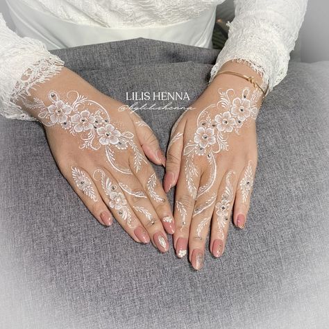 Henna Tunang Simple, White Henna Designs Wedding, White Henna Designs Simple, White Henna Simple, Henna Putih Pengantin Simple, Wedding Henna Designs Brides Simple, Simple Wedding Henna Designs, White Henna Wedding Simple, Henna White Wedding