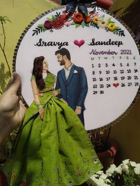 Portrait calendar embroidery hoop art by artist Sejal @ an_artistsuniverse 🎨🖌️ Wedding Calender Hoop Art, Wedding Calendar Embroidery, Wedding Embroidery Hoop Couple, Wedding Bows Diy, Calendar Embroidery, Anniversary Chalkboard, Loop Art, Embroidery Hoop Art Tutorial, Wedding Embroidery Hoop