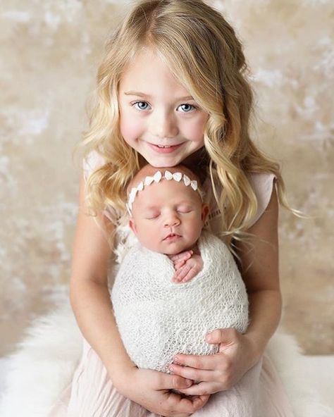 Sibling Photography Newborn, Newborn Family Pictures, Newborn Sibling, Newborn Family Photos, Sibling Photography, Newborn Photography Poses, Sisters Photoshoot, Newborn Baby Photoshoot, Newborn Baby Photos