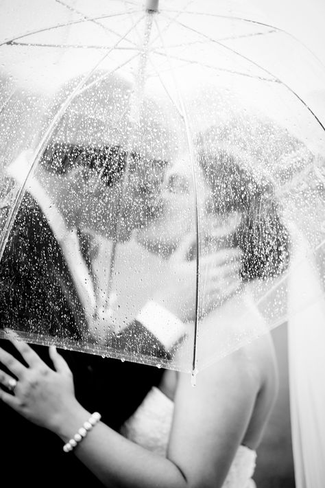 Rainy Wedding Photos, Rainy Wedding Day, Rain Wedding, Rainy Day Wedding, Rainy Wedding, Wedding Photo Inspo, Wedding Poses, Wedding Pics, Wedding Photo Ideas