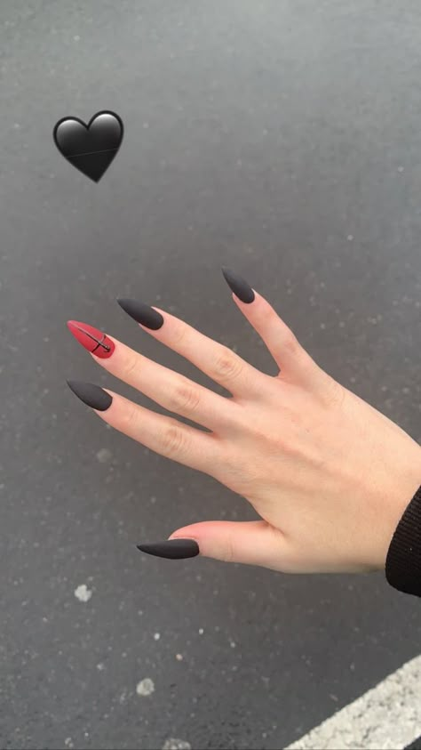 Short Acrylic Nails Almond Black And Red, Black Acrylic Nails With Red Underneath, Dark Design Nails, Black And Red Nail Ideas, Nails Black And Red, Black And Red Nails, Hippie Nails, Punk Nails, Anime Nails