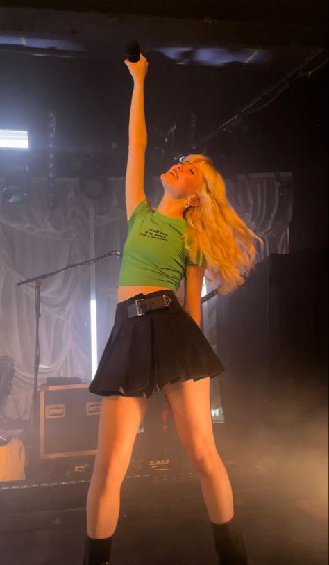 Maisie Peters Outfit Ideas, Masie Peters Concert Outfits, Singer Stage Outfits, Maisie Peters Concert Outfit Ideas, Maisie Peters Outfits, Maisie Peters Concert Outfit, Maisie Peters Tour Outfits, Maisie Peters Aesthetic, Maisie Peters Aesthetic Wallpaper