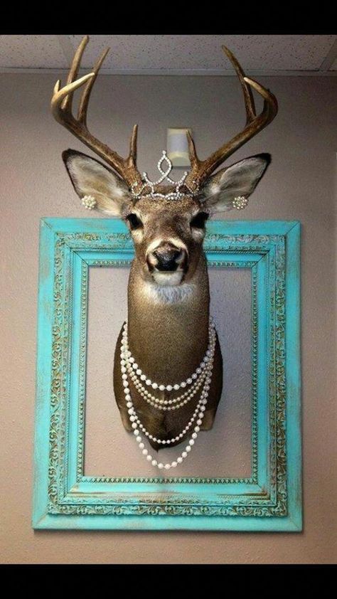 Decorated deer mount girly pearls tiara ranchy                                                                                                                                                                                 More Deer Head Decor, Deer Antler Decor, Deer Mounts, Deer Horns, Future Bedroom, Hunting Decor, Babe Cave, Deer Decor, Deer Skulls