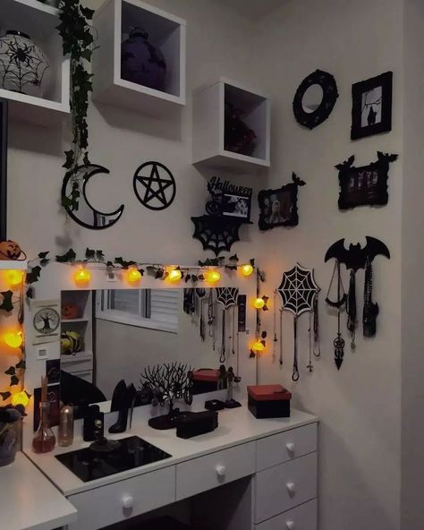 Goth Apartment Decor, Witchy Rooms, Gothic Homemaking, Vampire Room, Gothic Bathroom Ideas, Gothic Bathroom, Gothic Decor Bedroom, Goth Bedroom, Gothic Room