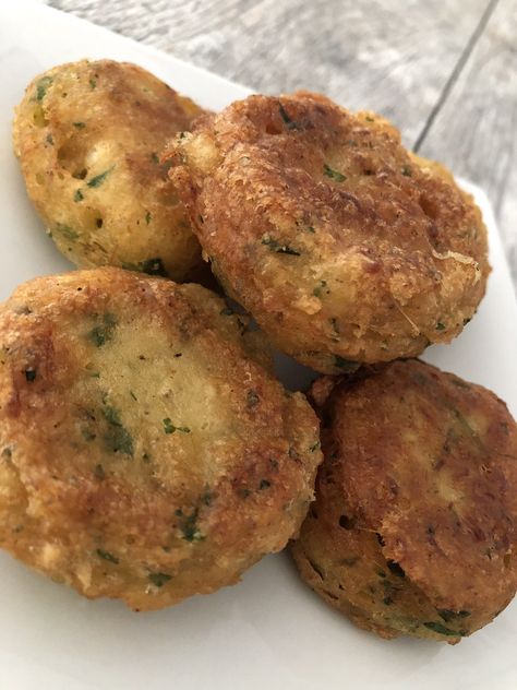 Bajan Fish Cakes (Salted Cod Fritters) - Mrs. Island Breeze Salt Fish Cakes Recipe, Bajan Fish Cakes Recipe, Fish Cake Recipe, Cod Fritters, Cod Fish Cakes, Barbados Food, Cod Cakes, Salted Cod, Fish Cakes Recipe