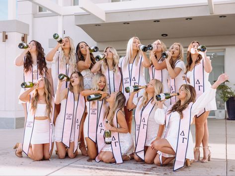 Sorority Senior Photoshoot, Sorority Graduation Pictures, Sorority Graduation, College Grad Photos, Graduation Shoot, Sorority Recruitment Outfits, Champagne Problems, Recruitment Outfits, Graduation Photography Poses