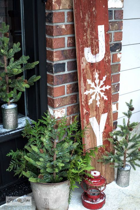 Barn Board Christmas Projects, Vintage Christmas Signs Diy, Barn Wood Christmas Tree, Christmas Plank Signs, Joy Porch Sign, Rustic Christmas Porch Signs, Joy Wooden Signs Christmas Crafts, Xmas Signs On Wood, Christmas Signs Wood Diy