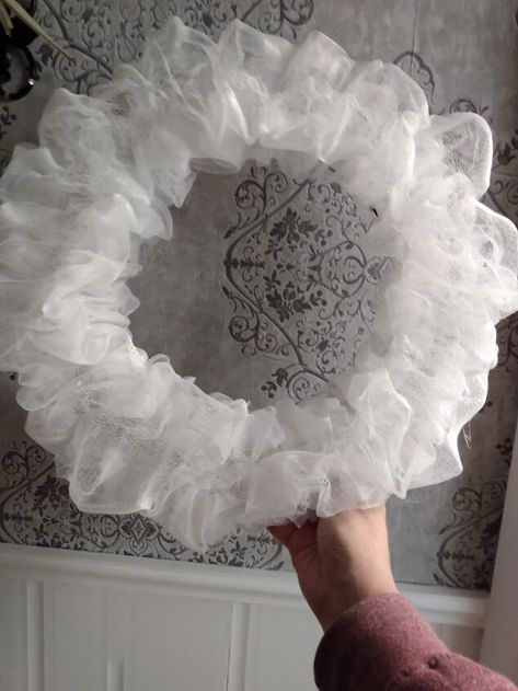 Loofah Wreath Diy, White Wreath Ideas, White Wreath Diy, White Christmas Wreath Ideas, Christmas Reath, Tie Angels, Santa Wreath Diy, Christmas Wreath White, Cheap Wreaths