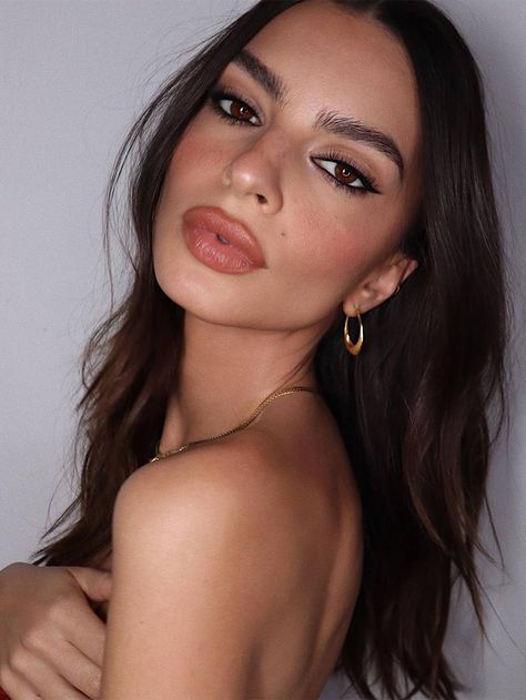 Makeup Inspo Natural Eyeliner, Emily Ratajkowski Makeup, Ratajkowski Style, Really Curly Hair, Haircut Tip, Thick Hair Cuts, Low Maintenance Haircut, Chic Makeup, Thick Curly Hair