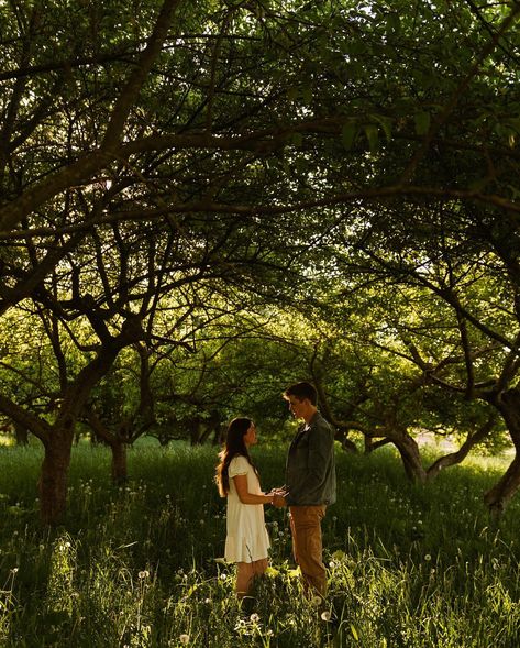 Engagement Photos Brunette, Brunette Engagement Photos, Happy Engagement Photos, Summer Engagement Photos Plus Size, Outdoor Photo Shoot Poses For Men, Engagement Photos Ideas Outdoor, Engagement Photo Nature, Engagement Photoshoot Nature, Engagement Photos Dreamy