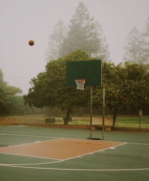 Basketball Film Photography, Outdoor Basketball Court Aesthetic, Basketball Gym Aesthetic, Vintage Basketball Aesthetic, Basketball Vibes, Filmmaking Inspiration, Photography Composition, Street Basketball, Ball Aesthetic