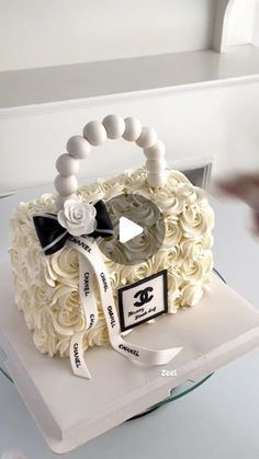 Chanel Buttercream Cake, Purse Cake Tutorial, Purse Cakes Ideas Birthday, Chanel Cake Ideas, Best Birthday Decoration Ideas, Bag Cake Design, Chanel Torte, Best Birthday Decoration, Handbag Cake Tutorial