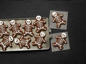 Get Chocolate-Cinnamon Skeleton Cookies Recipe from Food Network Party Food Ideas For Adults, Skeleton Cookies, Gingerbread Person, Children Cooking, Church Halloween, Spooky Halloween Food, Spooky Halloween Treats, Savory Herb, Haunted Halloween