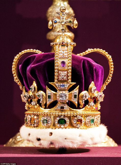 St Edward’s Crown has been used to crown British monarchs at their coronations since the 1... Ratu Elizabeth, St Edward's Crown, Putri Diana, Imperial State Crown, British Crown Jewels, العصور الوسطى, Royal Crown Jewels, Brass Crown, Royal Crowns