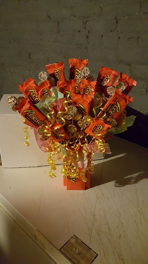 Reeses Bouquet Diy, Reeses Flower Bouquet, Reese’s Bouquet, Reeses Bouquet, Graduation Candy Bouquet, Bf Valentines Gift, Tricky Tray, Candy Bar Bouquet, Bday Gift For Boyfriend