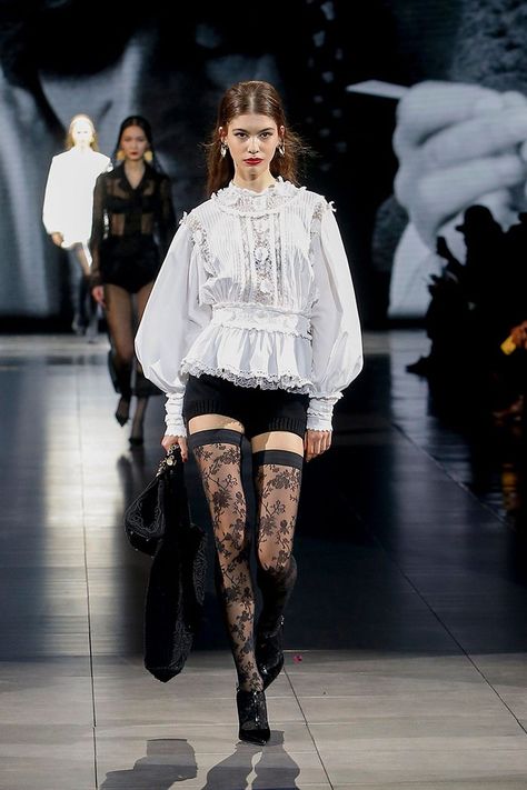 Dolce & Gabbana Focuses on Layering for Fall 2020 Haute Couture Runway, Vintage Haute Couture, Estilo Harajuku, Dark Academy, Womenswear Fashion, Couture Runway, Men Vintage, Dolce And Gabbana Man, Harajuku Fashion