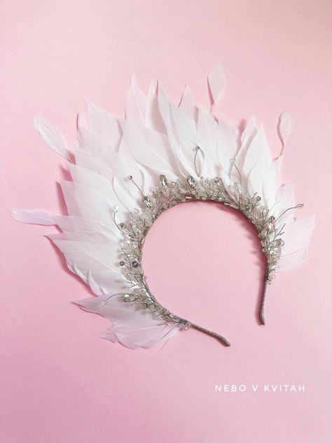 Feather Headpiece Diy, Masked Ball Outfit, White Feathered Headpiece For Spring, White Feathered Party Headpieces, Adjustable Feather Trim Wedding Headpieces, Spring White Feathered Headpiece, Elegant Headband, Feather Headpiece, Wedding Hair Wreath