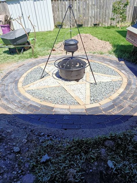 Wiccan Garden Ideas, Witchy Yard Decor, Barter Faire Ideas, Pentagram Garden Design, Wiccan Garden Ideas Backyards, Witchy Garden Design, Pagan Yard Decor, Outdoor Sacred Space, Witchy Fire Pit