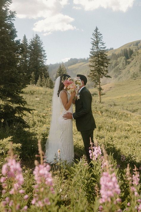 Candid Elopement Photos // Micro Wedding Ideas Colorado // Jessica Luann Photo - Planning the perfect wedding day is all about incorporating meaningful moments and making it a reflection of who you are as a couple. Get inspired by micro wedding timeline, wildflower wedding ideas, Colorado elopement inspiration, and small wedding ceremony. Book Jessica for your Colorado micro wedding or adventure elopement photos at jessicaluannphoto.com! Small Colorado Wedding, Wildflower Wedding Photos, Micro Wedding Photography, Colorado Micro Wedding, Vintage Style Wedding Photos, Small Ceremony Ideas, Meadow Elopement, Micro Wedding Ceremony, Marriage Pics