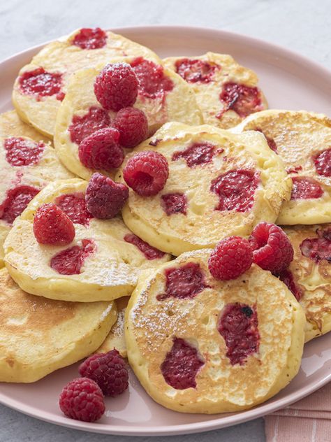 Raspberry Pancakes are fluffy and perfectly tart. These pancakes look so beautiful and are great for breakfast, snacks or even in a school lunch. To get our ingredients for these Raspberry Pancakes, we went to our local farmer's market where Gemma was so excited to be tasked with picking out a few baskets of fresh red raspberries to make the pancakes. Giving kids some ownership when cooking, whether it be picking out the ingredients or mixing up the batter, gets them more excited to eat any r Raspberry Pancakes Recipe, Easy Delicious Breakfast, Raspberry Pancakes, Easy Breakfast Brunch, Breakfast And Brunch, Blueberry Cream Cheese, Raspberry Sauce, Raspberry Syrup, Breakfast Snacks