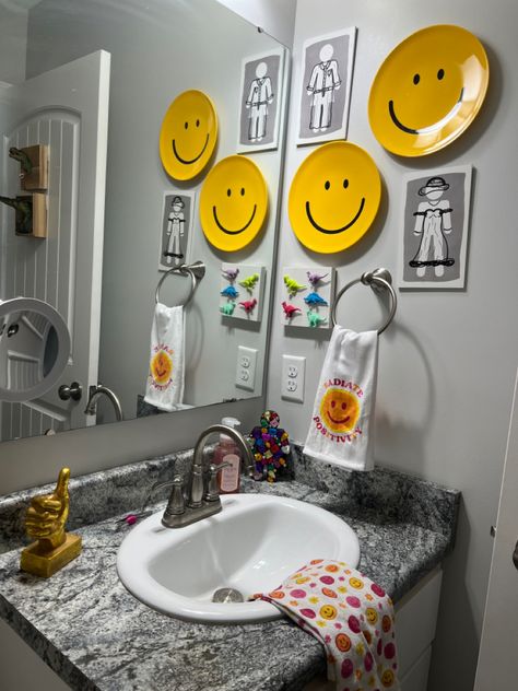 Fun Bathrooms Ideas, Fun Restroom Design, Fun Bathroom Themes, Cool Bathroom Ideas Creative, Unique Bathroom Ideas Creative, Fun Half Bath, Bathroom Quirky, Indie Bathroom, Cute Bathroom Themes