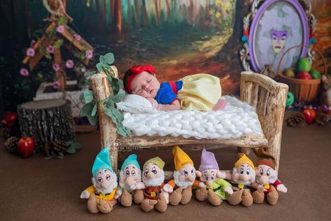 Disney Newborn Pictures, Themed Baby Photoshoot, Baby Snow White, Baby Birthday Photoshoot, Baby Milestones Pictures, Monthly Baby Photos, Newborn Baby Photos, Newborn Poses, Newborn Baby Photography