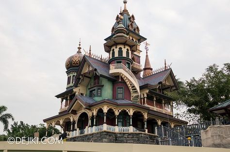 Mystic Manor - DisneyWiki Mystic Manor, Hong Kong Disneyland, Disney Concept Art, Architectural Antiques, Haunted Mansion, Very Excited, Play Area, Dream Home Design, Victorian Homes