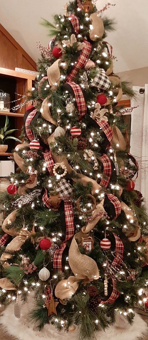 Christmas Trees Ideas Rustic, Country Cowboy Christmas Decorations, Red Green Brown Christmas Tree, Christmas Tree Ideas Country Rustic, Christmas Tree Cabin Theme, Christmas Tree Country Rustic, Christmas Tree With Buffalo Plaid Ribbon, Red And Gold Rustic Christmas Tree, Vintage Plaid Christmas Tree