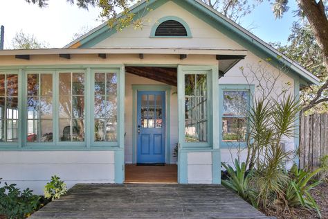 Built in 1925, this cozy, two-bedroom, one-bathroom home in the historic Maine Colony neighborhood stands strong—and it’s on the market for $345,000. Florida Cottage Interior, Florida Beach House Exterior, Small Beach Cottages, Old Beach House, Cottages Interiors, Florida Style Homes, Vintage Beach House, Cracker House, Florida Cottage