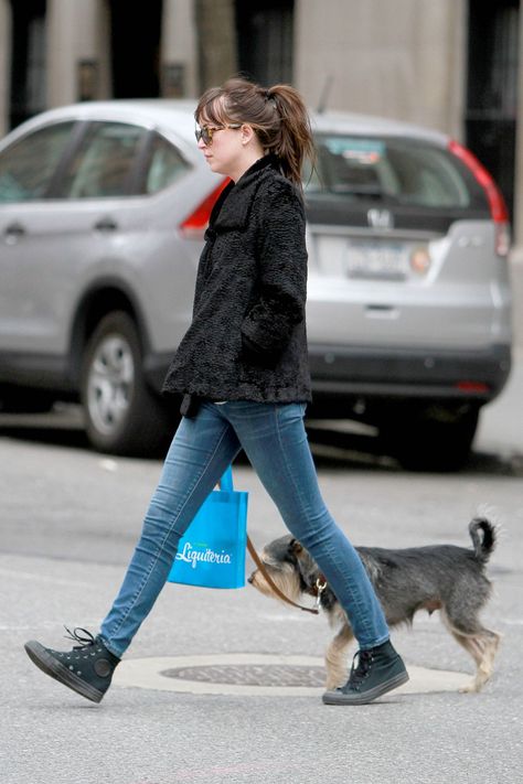 Dakota Johnson Style, Dakota Johnson, Moda Casual, Converse, Normcore