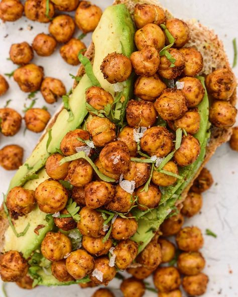 ROASTED CRISPY CHICKPEAS! Tag a friend and grab super easy recipe below! These could be throw onto a salad, bowls or avocado toast like I did here 😋 RECIPE Ingredients: 1 15-ounce can chickpeas... Crispy Chickpeas, Healthy Menu, Garbanzo Beans, Super Easy Recipes, Recipe Ingredients, Canned Chickpeas, Delicious Healthy Recipes, Salad Bowls, Tag A Friend