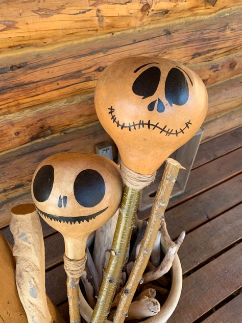 Halloween Painted Gourds, Dipper Gourds Crafts, Halloween Gourds Ideas, Gourds Crafts Projects, Painting Gourds Ideas, Gourd Art Patterns, Gourd Art Ideas, Gourds Diy, Halloween Pumpkin Crafts