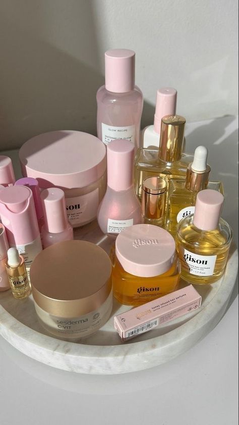 Lots Of Skincare Products, Aesthetic Skin Care Pictures, Skin Care Aesthetics, Skincare And Beauty, Make Up Stuff Aesthetic, Astetic Skin Care, Beauty Skin Care Aesthetic, That Girl Skincare Products, Skincare You Need