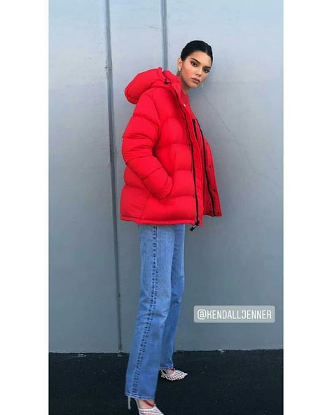 Puffy Jacket Style, Outfit Ideas Jacket, Cold Outfit Ideas, Red Puffer Jacket Outfit, Winter Vacation Outfits, Red Puffer Coat, Winter Jacket Outfits, Cold Outfit, Kendal Jenner