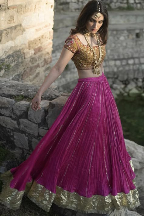 Mehndi Lehenga, Misha Lakhani, Brides Sister, Indian Outfits Lehenga, Lehenga Designs Simple, Lehnga Dress, Stylish Short Dresses, Cute Skirt Outfits, Half Saree Designs