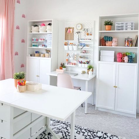 654 Likes, 61 Comments - Rebecca Propes | DIY & Design (@rebeccadiy) on Instagram: “This may be the only time my studio looks this clean!!! Take it in all in peeps!! 🤪. Later today in…” Rebecca Propes, Hobby Room Design, Office Craft Room Combo, Diy Reindeer, Craft Room Ideas, Small Craft Rooms, Faux Fireplace Diy, Holiday Kids, Dream Craft Room