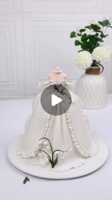 shaniabelle fondant on Instagram: "Edible fondant white dress cake with a choker on the neck 👗💭 Sexy and gorgeous, let me know what’s your favorite part below ☺️

🛒🛍️Body part: tap the link in my bio to find this body mold 
🛍️🛒The pattern on the hem: lace mat 

#dresscake #womencake #tutorial#bridal #bridalfashion #bridalgown #fondant #fondantcake#cakeidea#foodphotography #foodphotographyandstyling #reelsinstagram #foodgasm #tasty #dessert #video #inspiration #instagood #reels #cakeart #sugarart #cakeideas #LoveCelebration #beautifulmoments" Fondant Doll Tutorial, Cover Cake With Fondant, Fondant Dress Cake, Marbled Fondant, Fondant Lace, Tasty Dessert, Video Inspiration, Dress Cake, Sugar Art