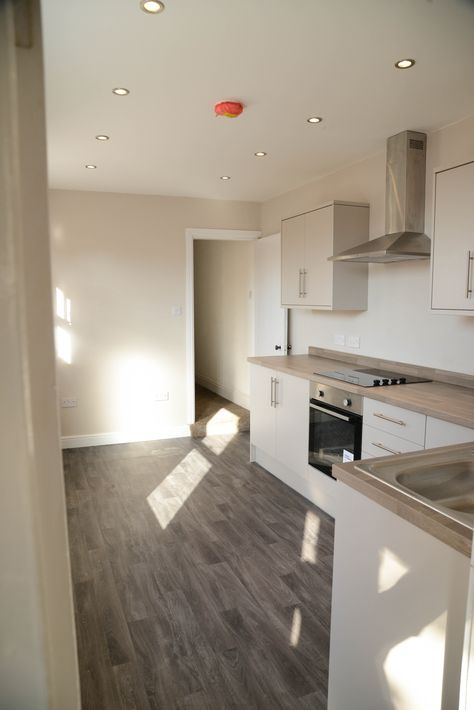 Howdens kitchen Greenwich Cashmere in Matt finish with grey oak block laminate worktop. @farrowandball skimming stone on the walls, and leyland white on the ceiling. #farrowandball #skimmingstone #howdens #howdenskitchens #greenwichcashmere #greyoakblock @howdensjoinery Grey And White Oak Kitchen, Kitchen Cashmere Matt, Howdens Greenwich Kitchen, Cashmere Matt Kitchen, Cashmere Kitchen Colour Scheme, Matt White Kitchen, White Kitchen Units, Howdens Kitchen, Cashmere Kitchen