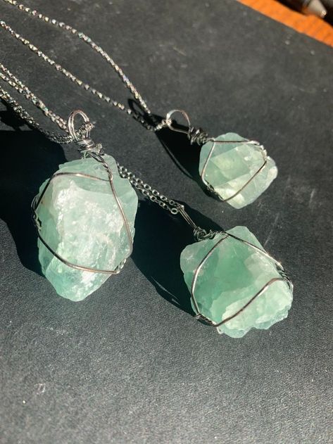 Wrapped Stone Necklace, Crystal Ideas, Crystal Necklace Healing, Green Crystal Necklace, Diy Wire Jewelry Rings, Wire Wrap Jewelry Designs, Crystal Aesthetic, Rock Girl, Gem Jewelry