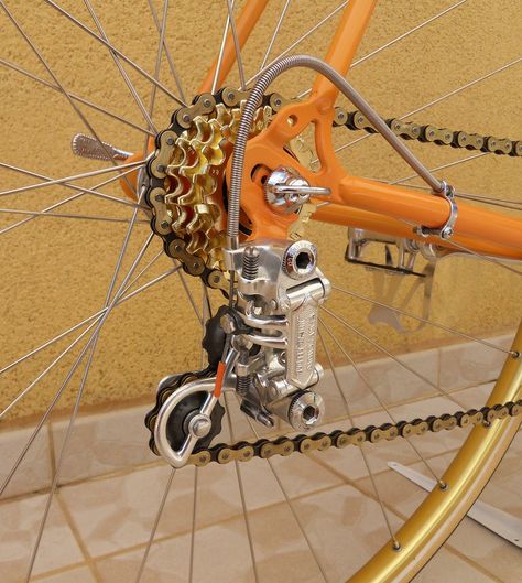 Road Bike Photography, Vintage Bicycle Parts, Bicycle Garage, Bicycle Room, Veuve Cliquot, Bike Swag, Road Bike Vintage, Steel Bicycle, Bike Details