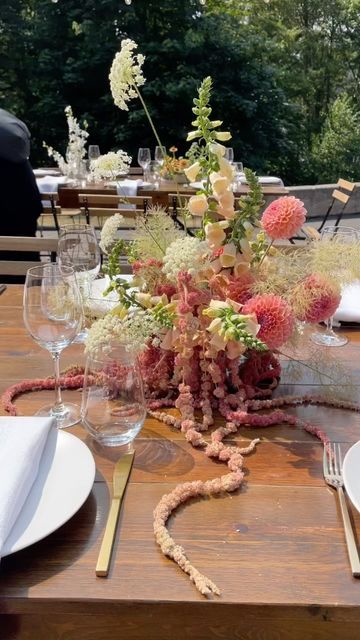 Carmen Winquist | Seattle Wedding Florist on Instagram: "Funky fresh!!!! Amaranth, foxglove, smokebush dahlias + wild Queen Anne’s lace #weddingflowers #wedding #floraldesign #floral #florist #seattleflorist #bellinghamflorist #seattlewedding #bellinghamwedding @floweringminds #flowers" Draping Flowers Wedding, Modern Boho Floral Arrangement, Wedding Floral Styles, Chic Wedding Welcome Sign, Amaranth Centerpiece, Amaranthus Flower Arrangement, Eclectic Floral Arrangement, European Wedding Florals, Amaranth Flower Arrangement