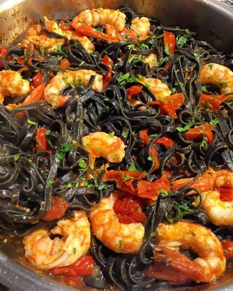 Florence, Italy: Conti Squid Ink Linguine with Prawns & Cherry Tomatoes | HubPages Pasta With Prawns, Prawn Linguine, Ink Pasta, Seafood Linguine, Clam Pasta, Squid Ink Pasta, Linguine Recipes, Pizza Recipes Easy, Linguine