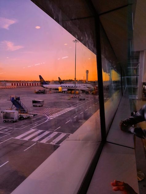 Airport/plane/travel sunset #SoloTravelExperience #BeyondSpa #AdventureSeeker #SoloJourney #TravelSolo Airport Aesthetic Night, Airplane Instagram Story, Airplane Instagram, Plane Photos, Airport Pictures, Airport Aesthetic, Dublin Airport, Travel Collage, Travel Captions