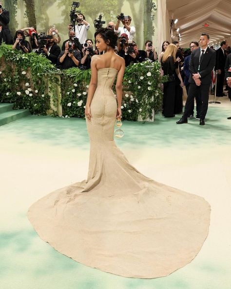 Balmain | MET GALA 2024 The sensational @tyla brings the Sands of Time to life on the 2024 Met Gala steps. Transforming the essence of time embodied… | Instagram Aesthetic Quiz, Gala Themes, Plaster Cast, Sands Of Time, Teen Fame Dr, Business Casual Outfits For Women, A Muse, The Met Gala, Music Aesthetic