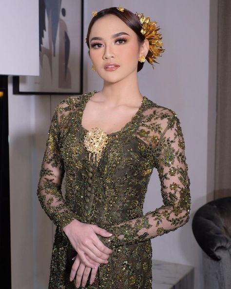 Dres Batik, Batik Model, Kebaya Lamaran, Dress Brokat Modern, Woman Picture, Batik Dress Modern, Kebaya Wedding, Kebaya Modern Dress, Modern Kebaya