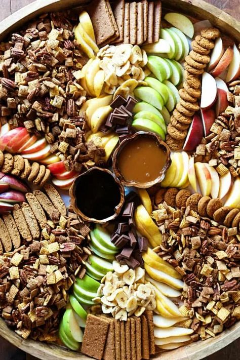 Pumpkin Spice Chex Party Mix Board #chexmix #pumpkinchexmix #chexmixboard Fall Dessert Charcuterie, Dessert Charcuterie Board Ideas, Cinnamon Chex, Dessert Charcuterie Board, Dessert Charcuterie, Chex Party Mix, Charcuterie Board Ideas, Pumpkin Pecan Pie, Chex Mix Recipes