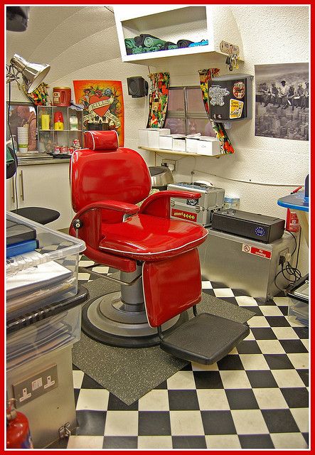 Tattoo studio Caravan Tattoo, Polishing Aluminum, Mobile Beauty Salon, Studio Chair, Airstream Travel, Barber Shop Interior, Aluminum Fabrication, Tiny House Camper, Airstream Interior