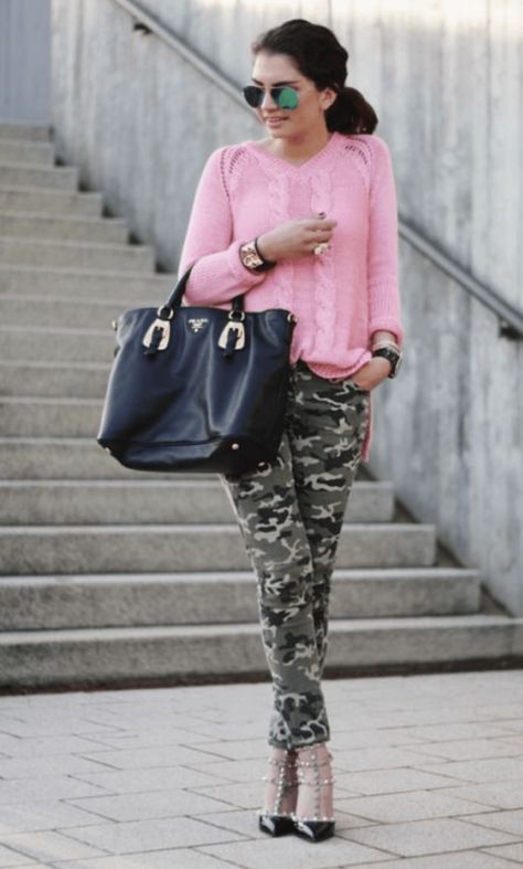 Outfits with Camo Pants-23 Ways To Wear Camo Pants Stylishly How To Wear Camo Pants, How To Style Camo Pants, Style Camo Pants, Camo Pants Outfit, Valentino Heels, Camouflage Fashion, Look Office, Camouflage Outfits, Camo Outfits